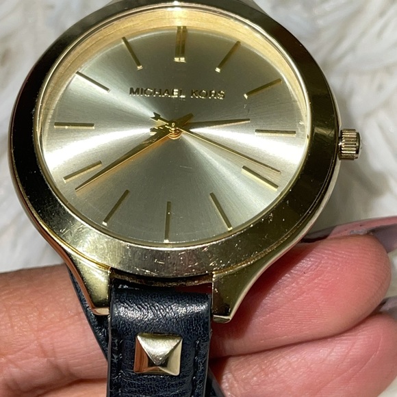 MICHAEL KORS RUNWAY LEATHER DOUBLE WRAP STUD WATCH - Picture 5 of 11